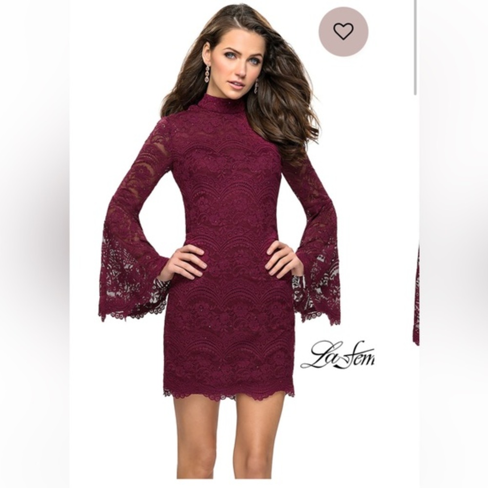 La Femme Long Bell-Sleeved Lace Homecoming Dress Size 4 NWT